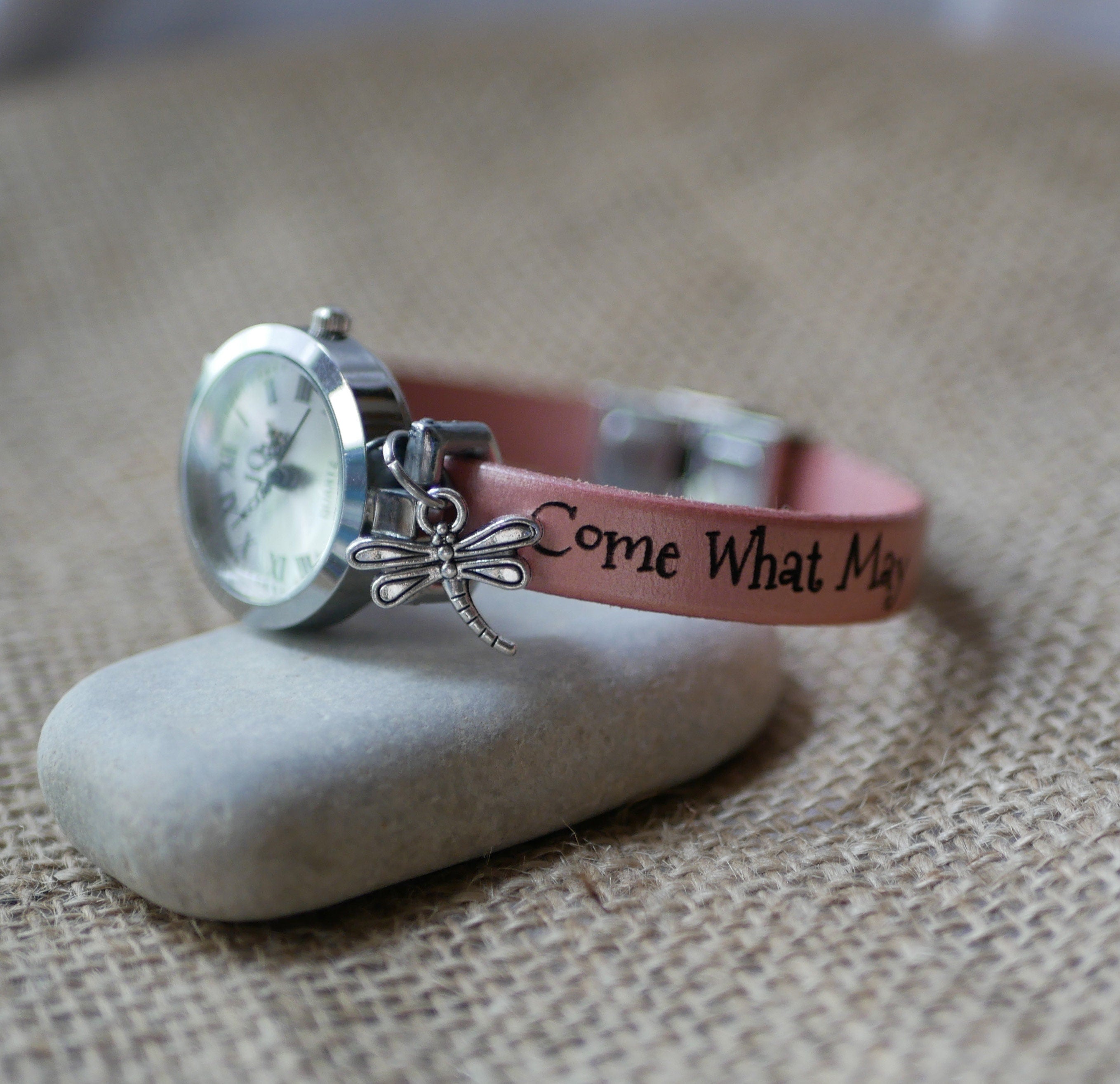 Montre femme cadran argenté bracelet cuir avec breloque pendentif