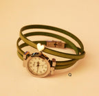 Montre femme bracelet charme et cadran argenté sur 3 tours de cuir