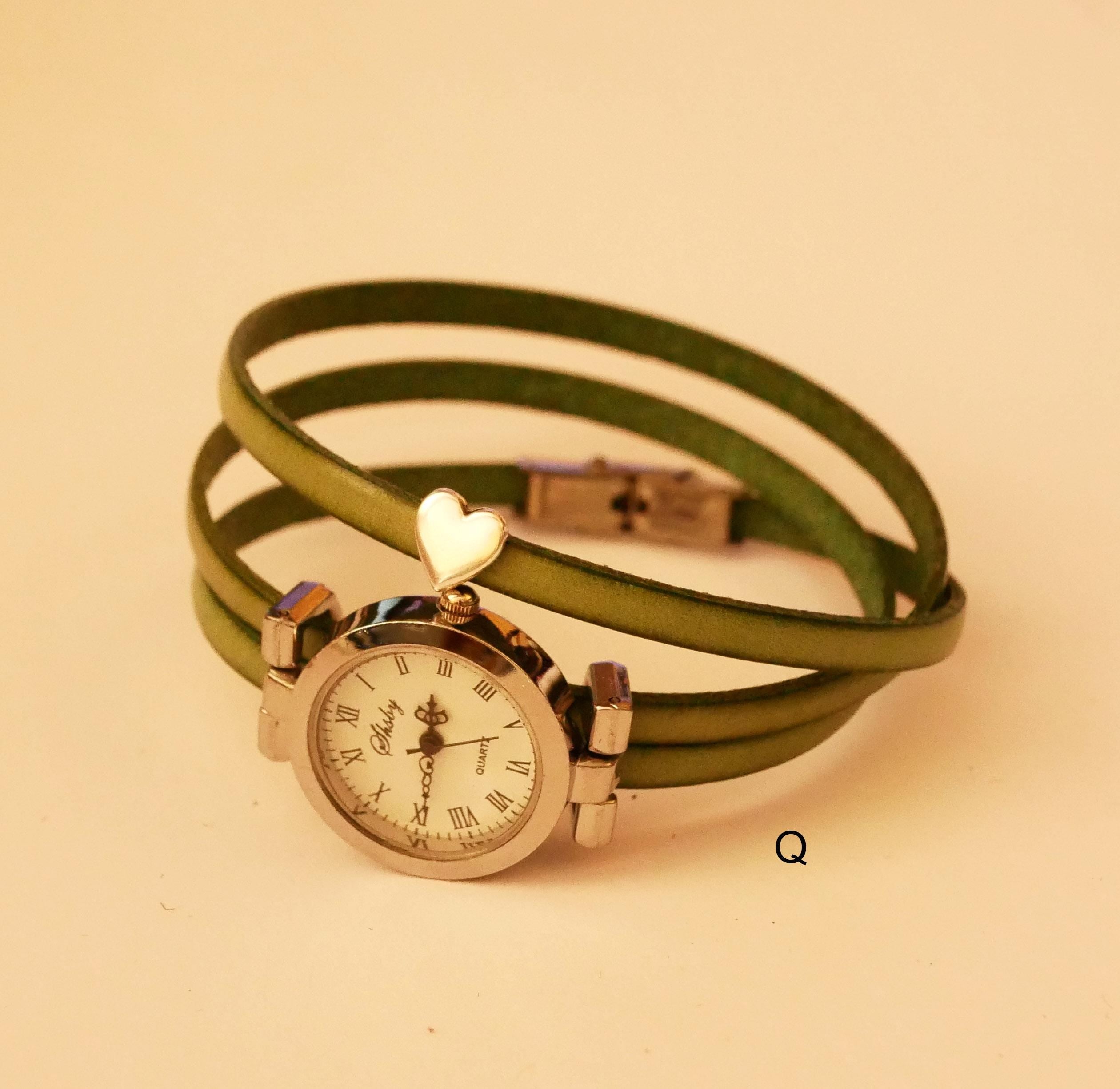 Montre femme bracelet charme et cadran argenté sur 3 tours de cuir