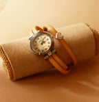 Montre femme bracelet charme et cadran argenté sur 3 tours de cuir
