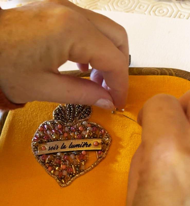 Broche Sacré Coeur ex voto en perles au message en cuir gravé Sois la lumière