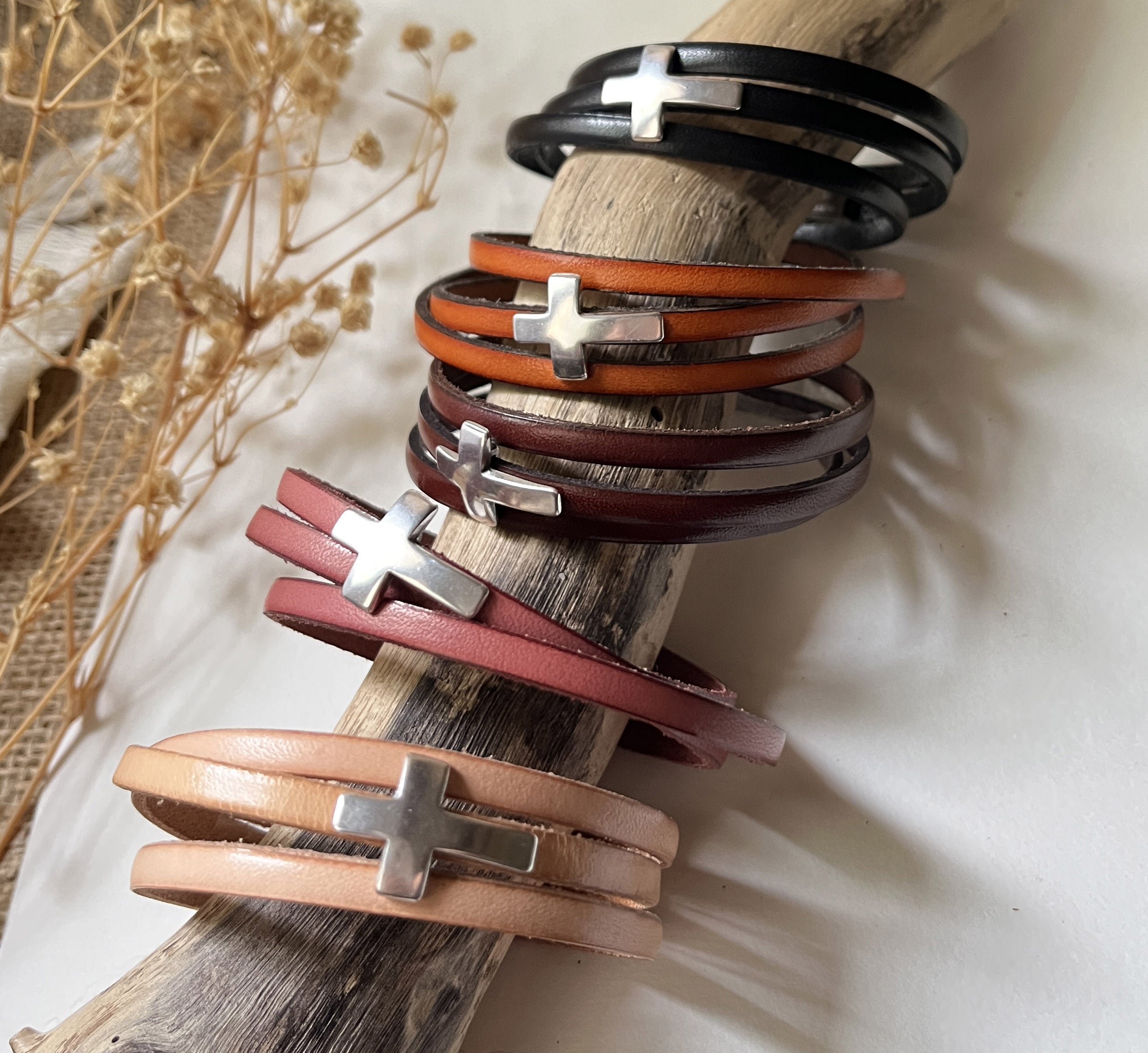 Bracelet chrétien avec croix sur cuir multi-tour à personnaliser par gravure