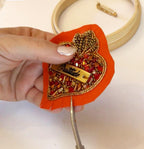 Broche ex voto Sacré Coeur en perles au message en cuir gravé Gratitude