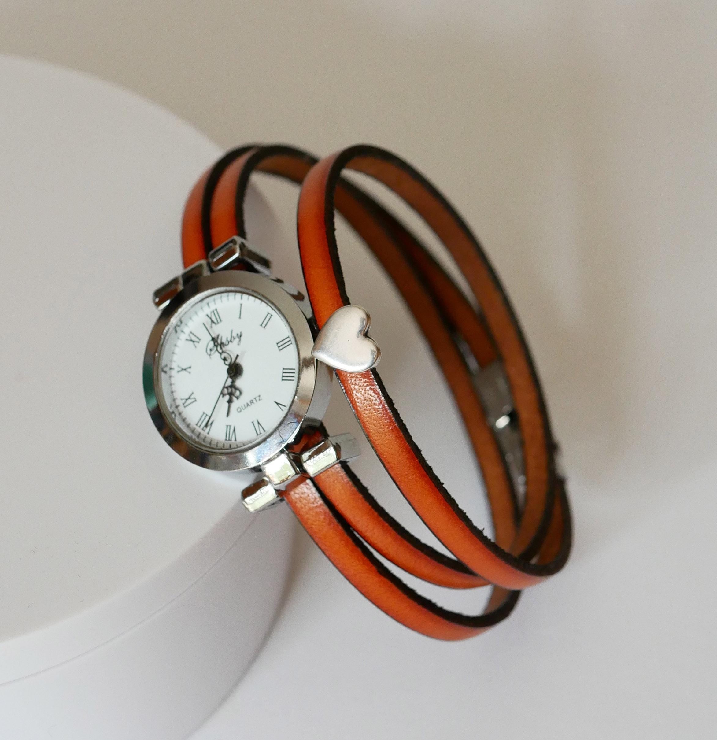Montre femme bracelet charme et cadran argenté sur 3 tours de cuir