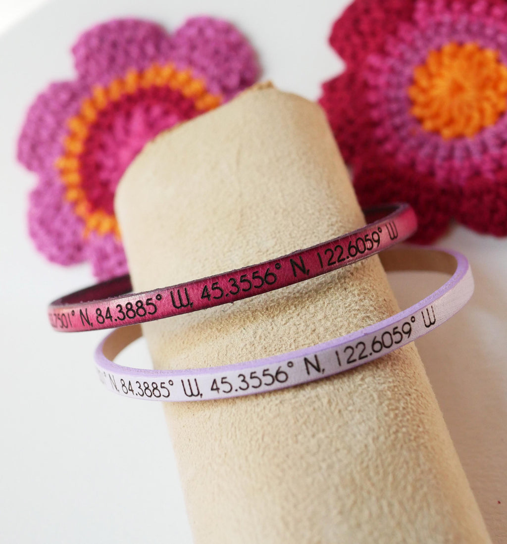 Deux bracelets cuir pour couple personnalisés par  gravure