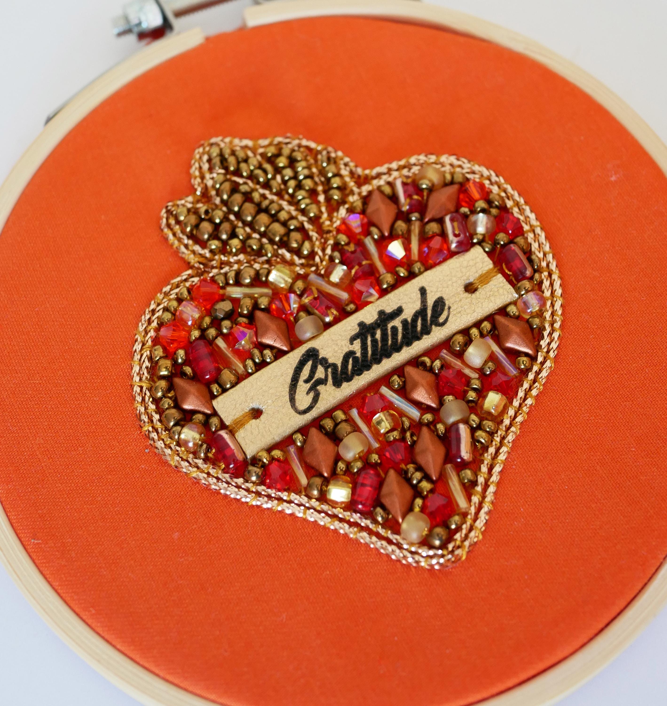 Broche ex voto Sacré Coeur en perles au message en cuir gravé Gratitude