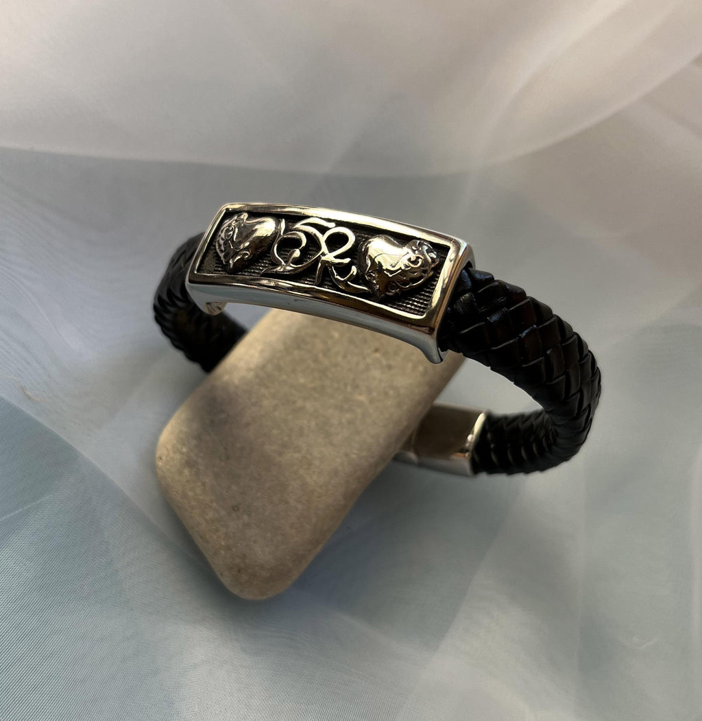 Bracelet cuir noir tressé à plaque métallique 2 coeurs gravés