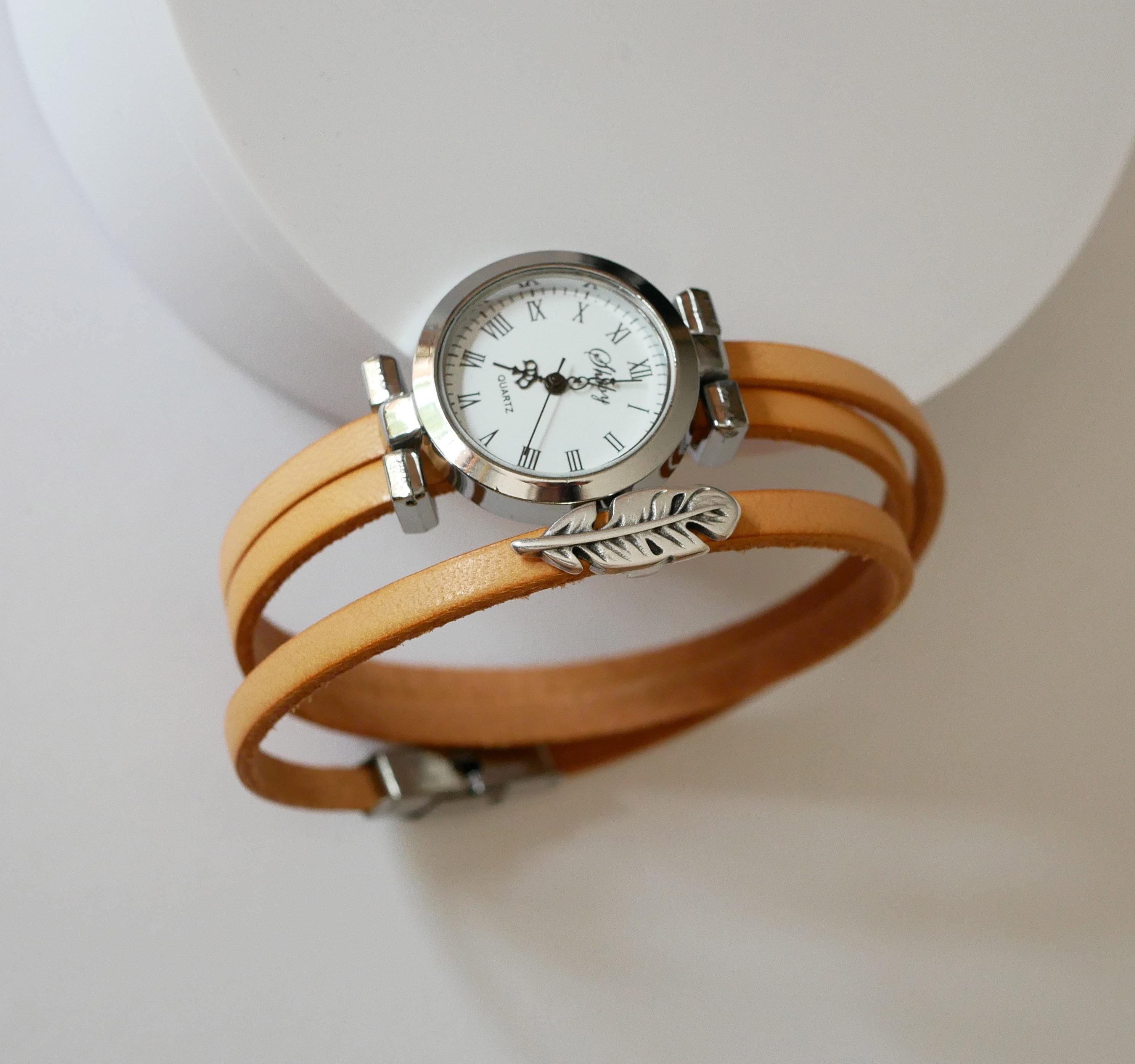 Montre femme bracelet charme et cadran argenté sur 3 tours de cuir