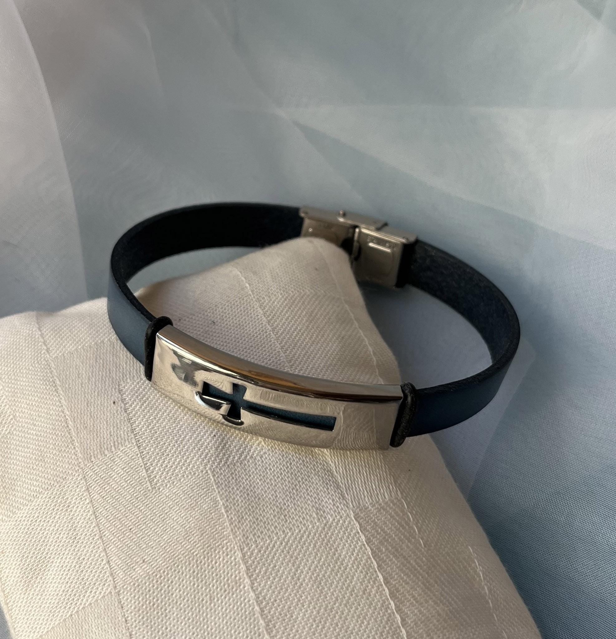 Bracelet croix chrétienne sur cuir couleur au choix personnalisable