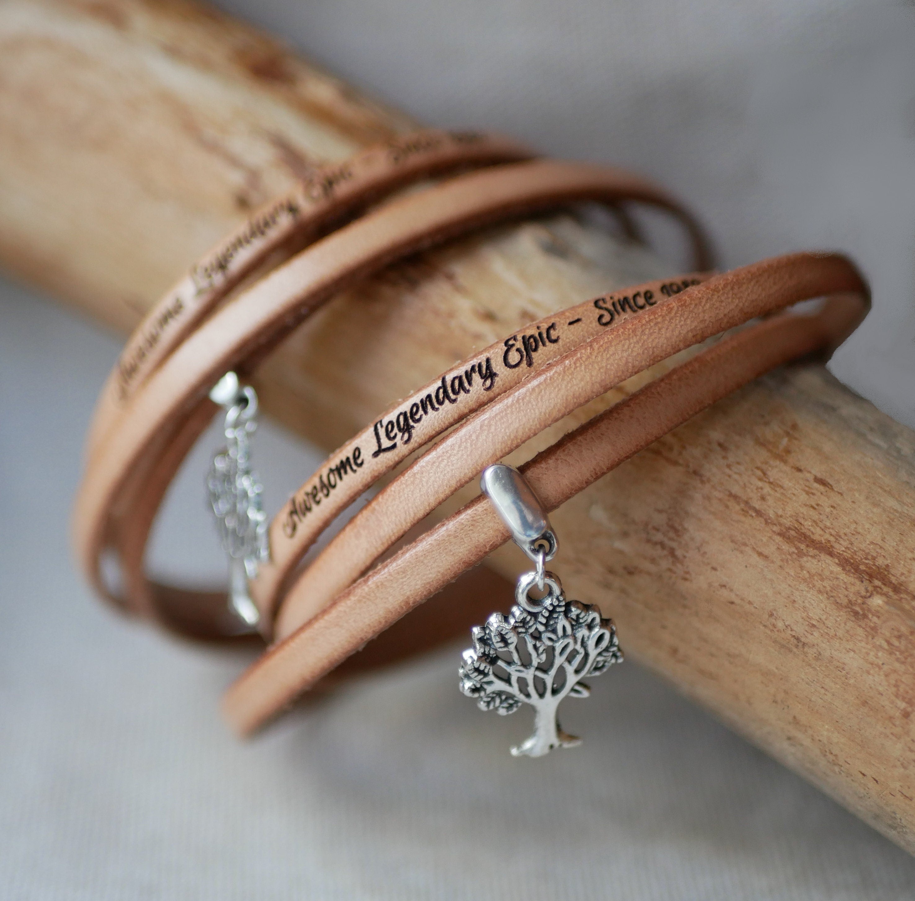 Bracelet triple tour de cuir et pendentif au choix