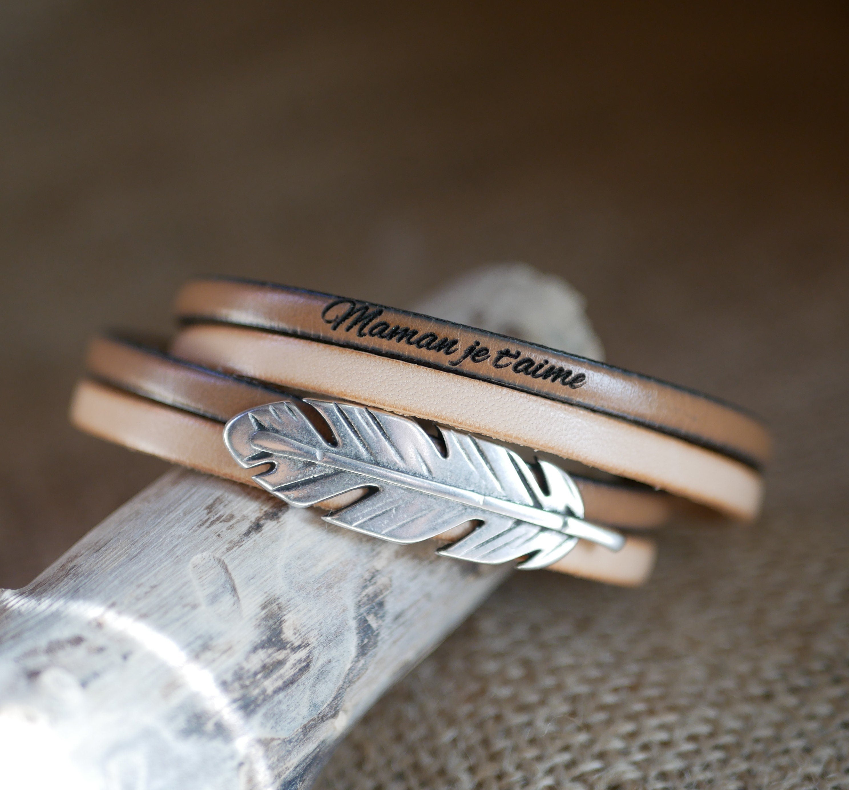 Bracelet style bohème plume sur double tour de cuir