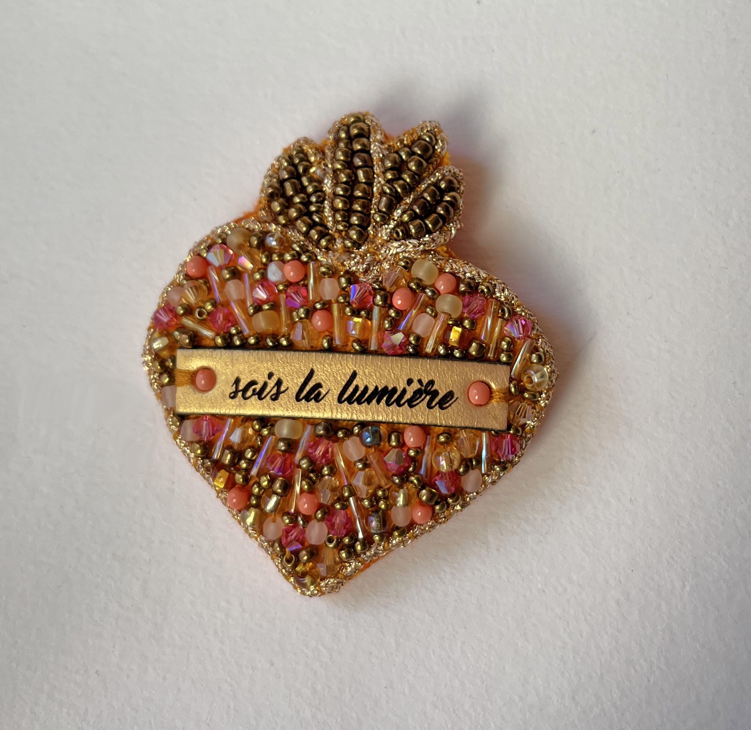 Broche Sacré Coeur ex voto en perles au message en cuir gravé Sois la lumière