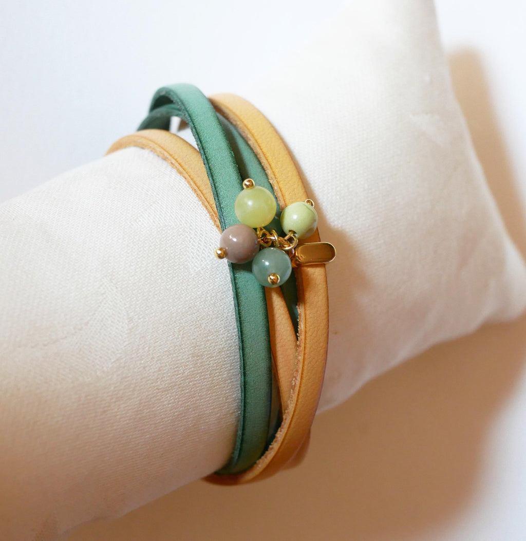 Bracelet grappe de perles gemmes sur duo de cuir