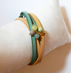 Bracelet grappe de perles gemmes sur duo de cuir