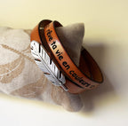 Bracelet cuir double tour au passant plume