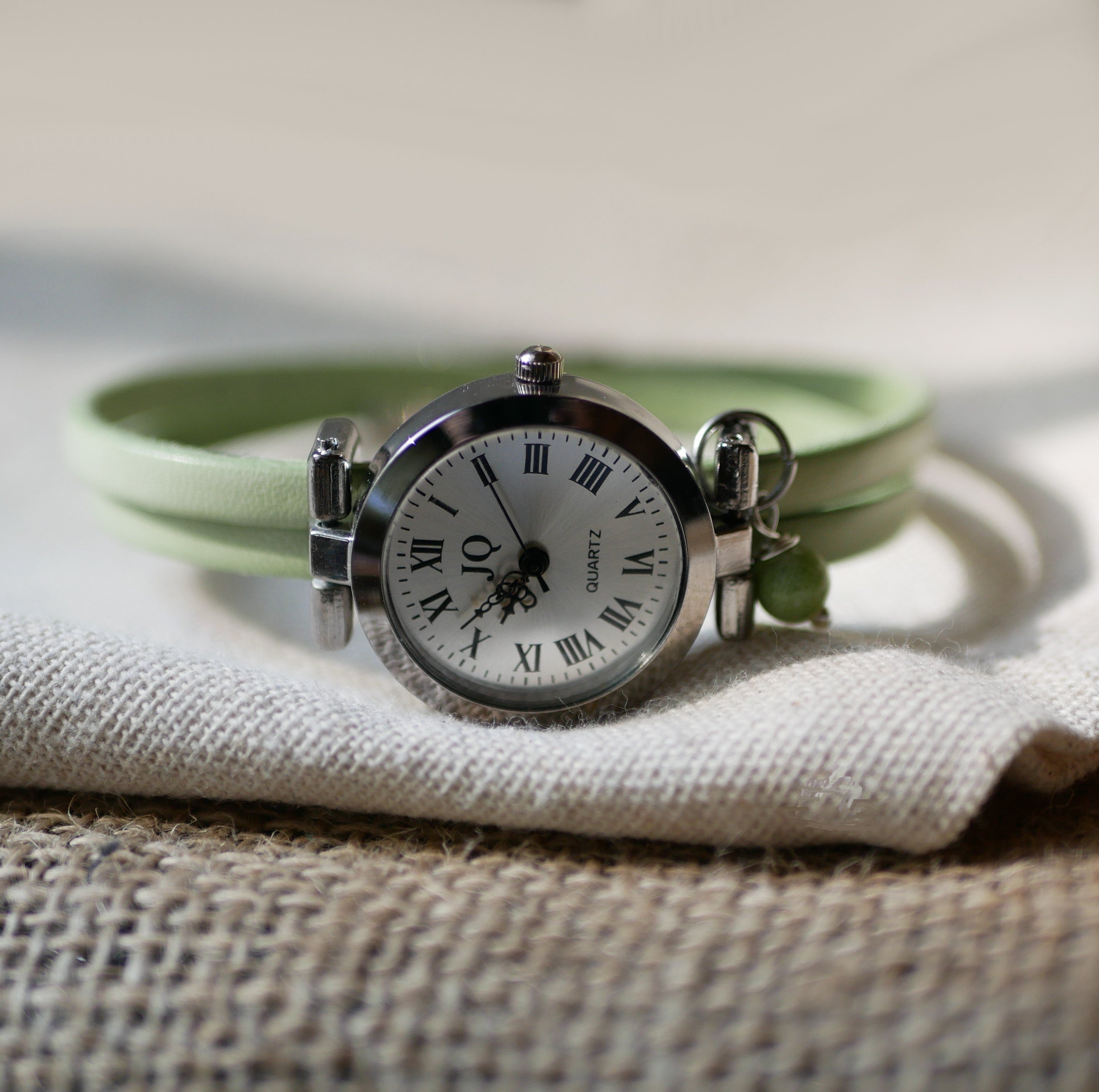 Montre au cadran argenté 2 tours de cuir fin