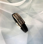 Bracelet cuir noir tressé pour homme avec plaque métallique croix gravée
