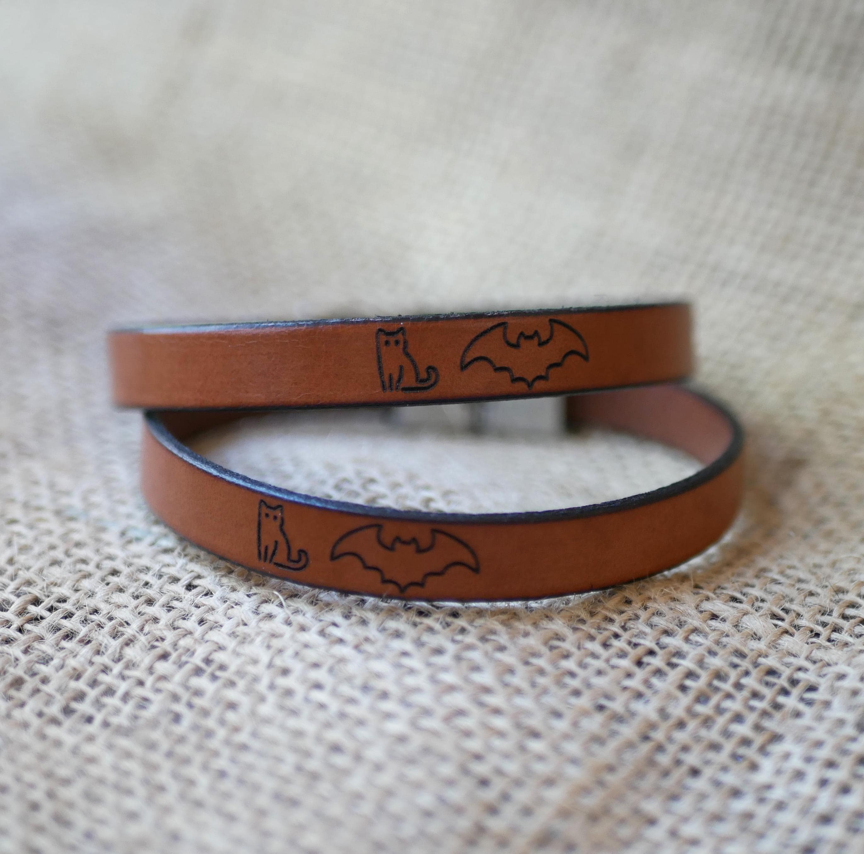 Bracelet personnalisable en cuir au fermoir  magnétique noir élégant