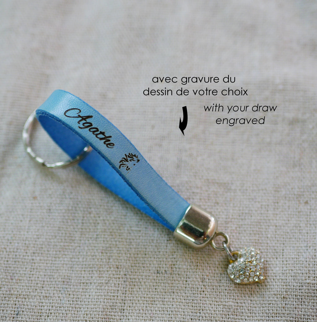 Porte clé cuir personnalisé par gravure avec charme pendentif au choix