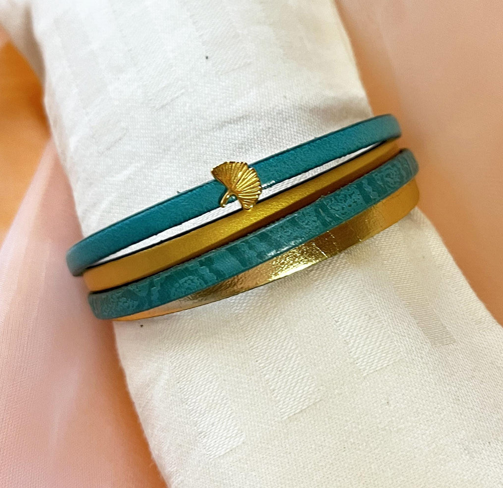 Bracelet manchette femme aux 4 cuirs turquoises et dorés décor feuille ginkgo