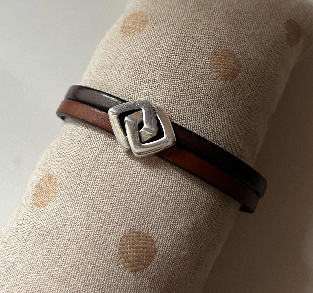 Bracelet double cuir décoré d'un poussoir argenté aux 2 losanges entrelacés