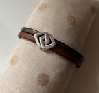 Bracelet double cuir décoré d'un poussoir argenté aux 2 losanges entrelacés