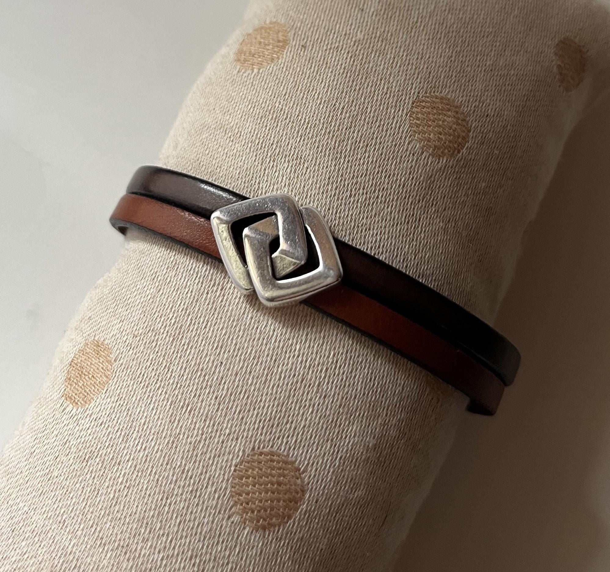 Bracelet double cuir décoré d'un poussoir argenté aux 2 losanges entrelacés