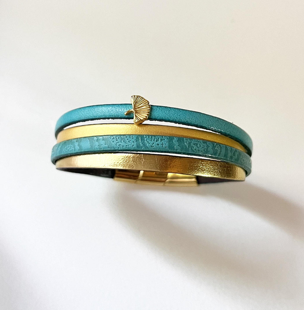 Bracelet manchette femme aux 4 cuirs turquoises et dorés décor feuille ginkgo