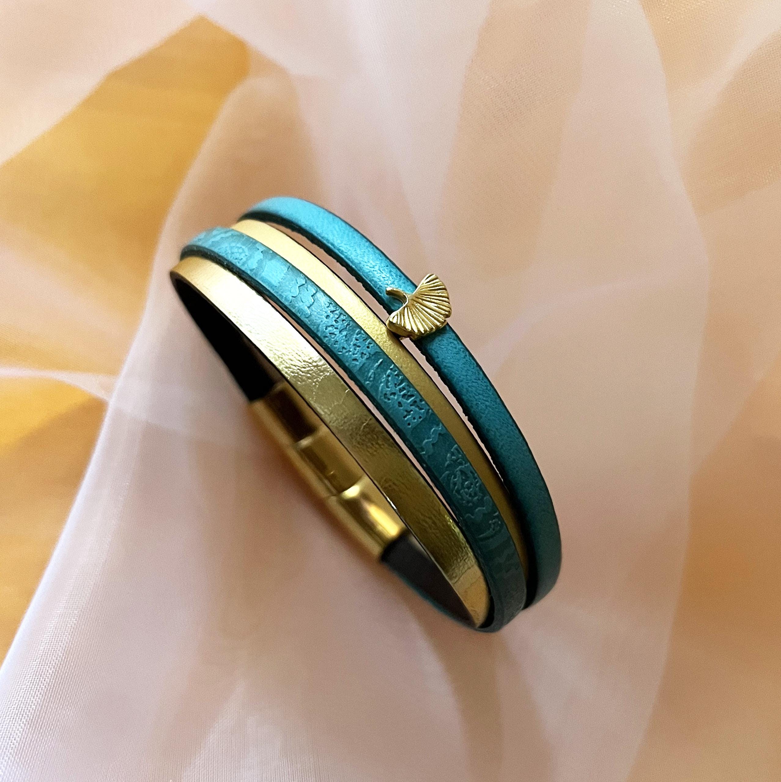 Bracelet manchette femme aux 4 cuirs turquoises et dorés décor feuille ginkgo