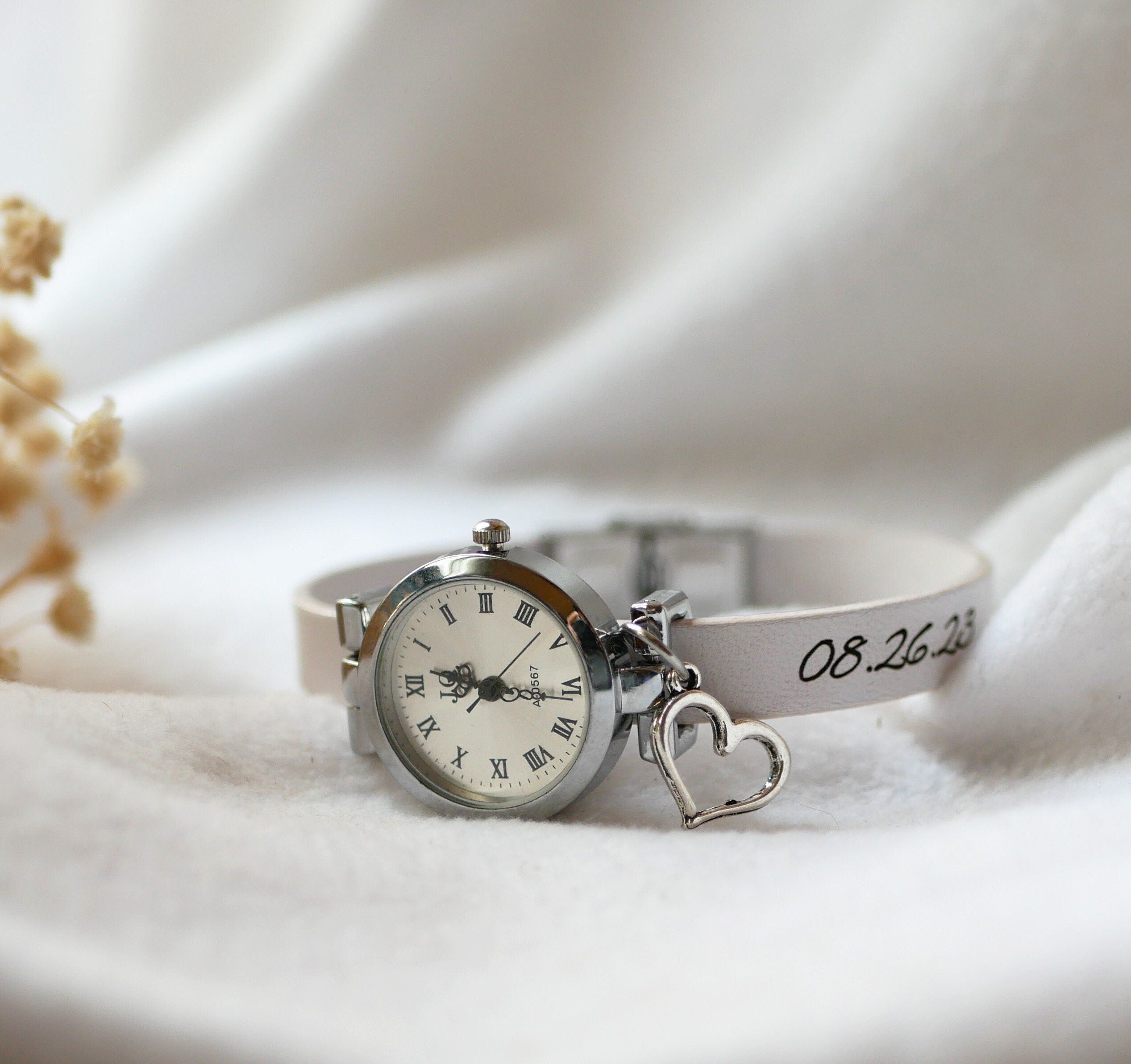 Montre femme cadran argenté bracelet cuir avec breloque pendentif