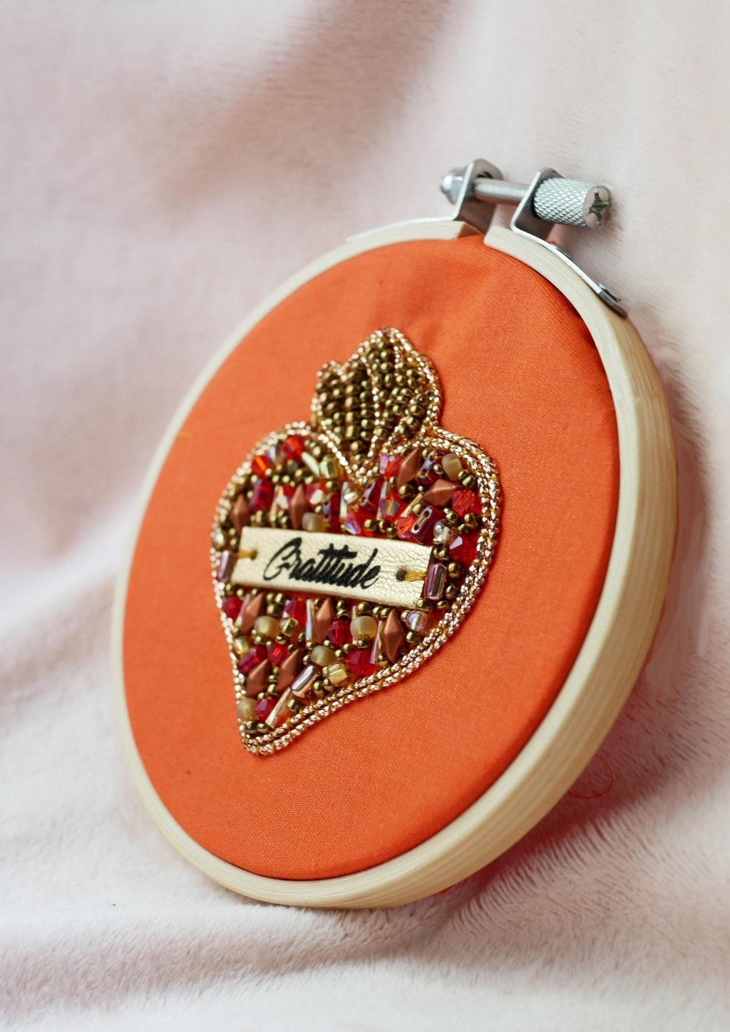 Broche ex voto Sacré Coeur en perles au message en cuir gravé Gratitude