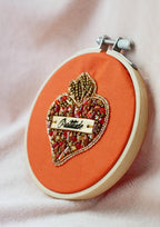 Broche ex voto Sacré Coeur en perles au message en cuir gravé Gratitude