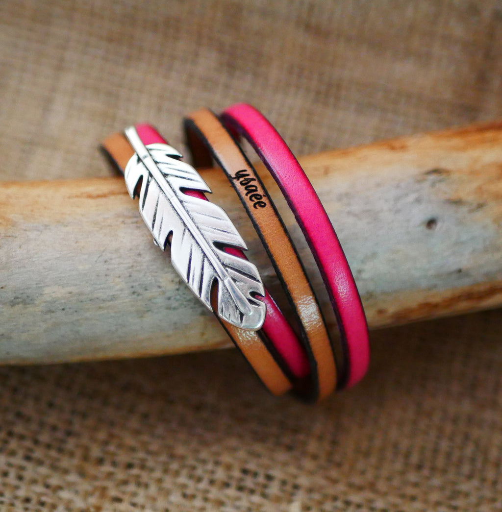 Bracelet style bohème plume sur double tour de cuir