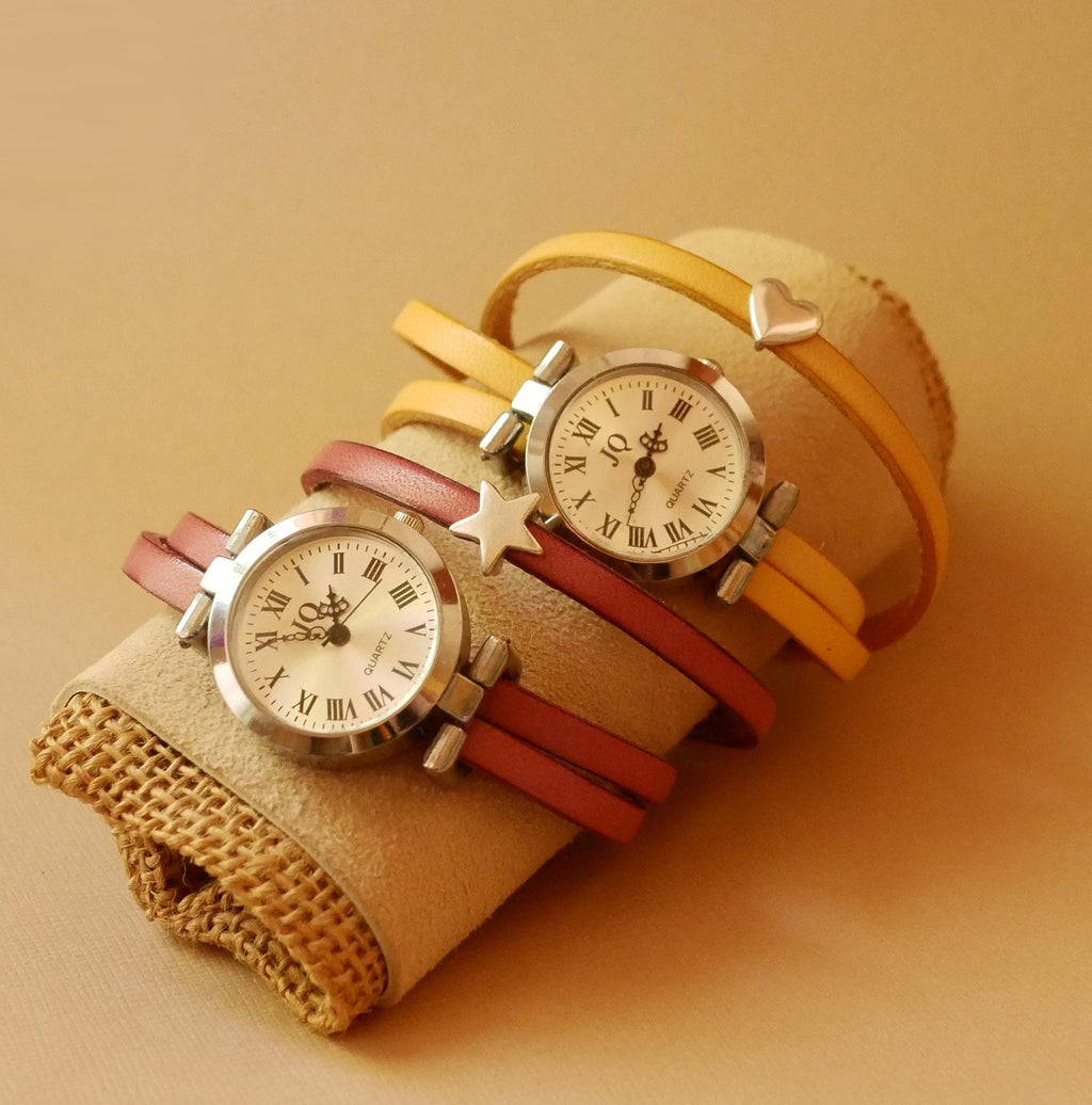 Montre femme bracelet charme et cadran argenté sur 3 tours de cuir