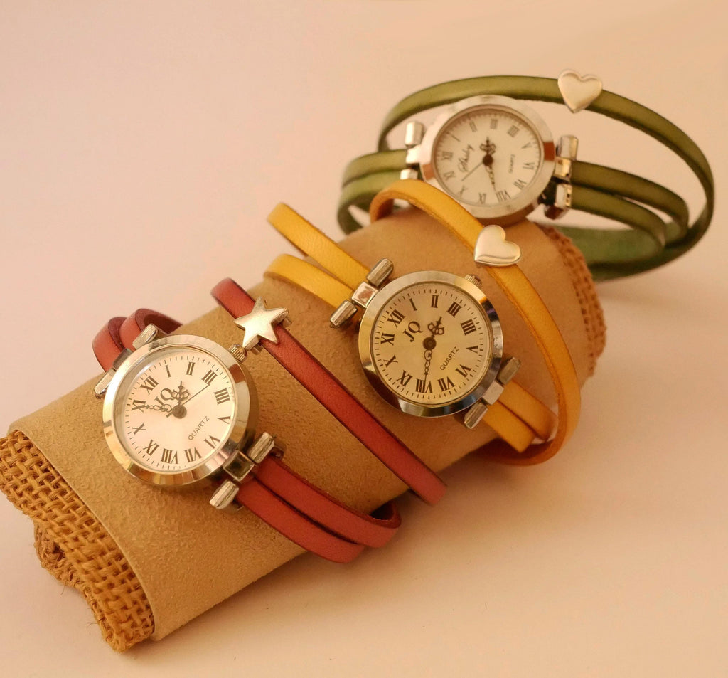 Montre femme bracelet charme et cadran argenté sur 3 tours de cuir
