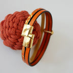 Bracelet femme multi-cuirs orange au charme coquillage doré