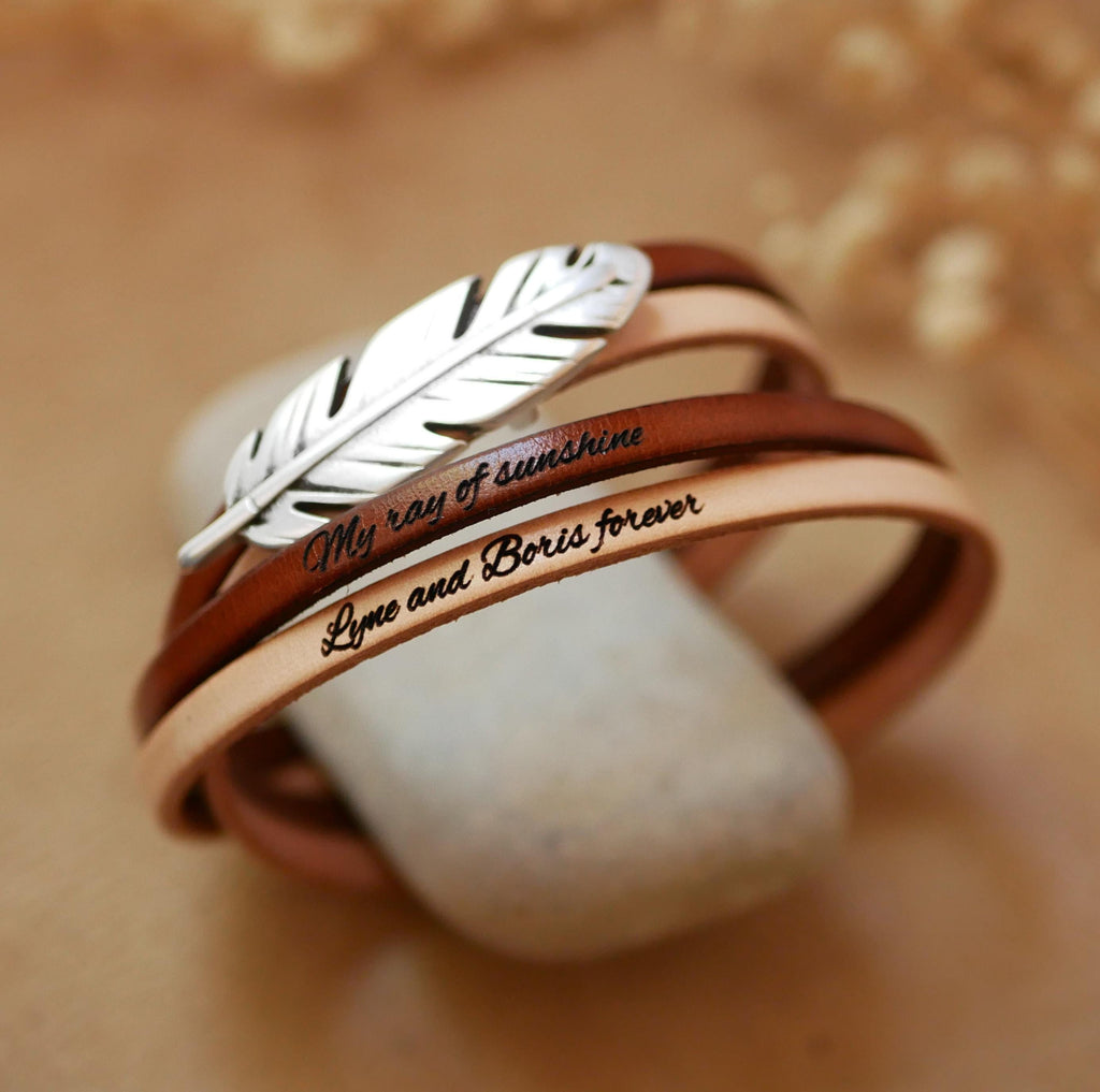 Bracelet style bohème plume sur double tour de cuir