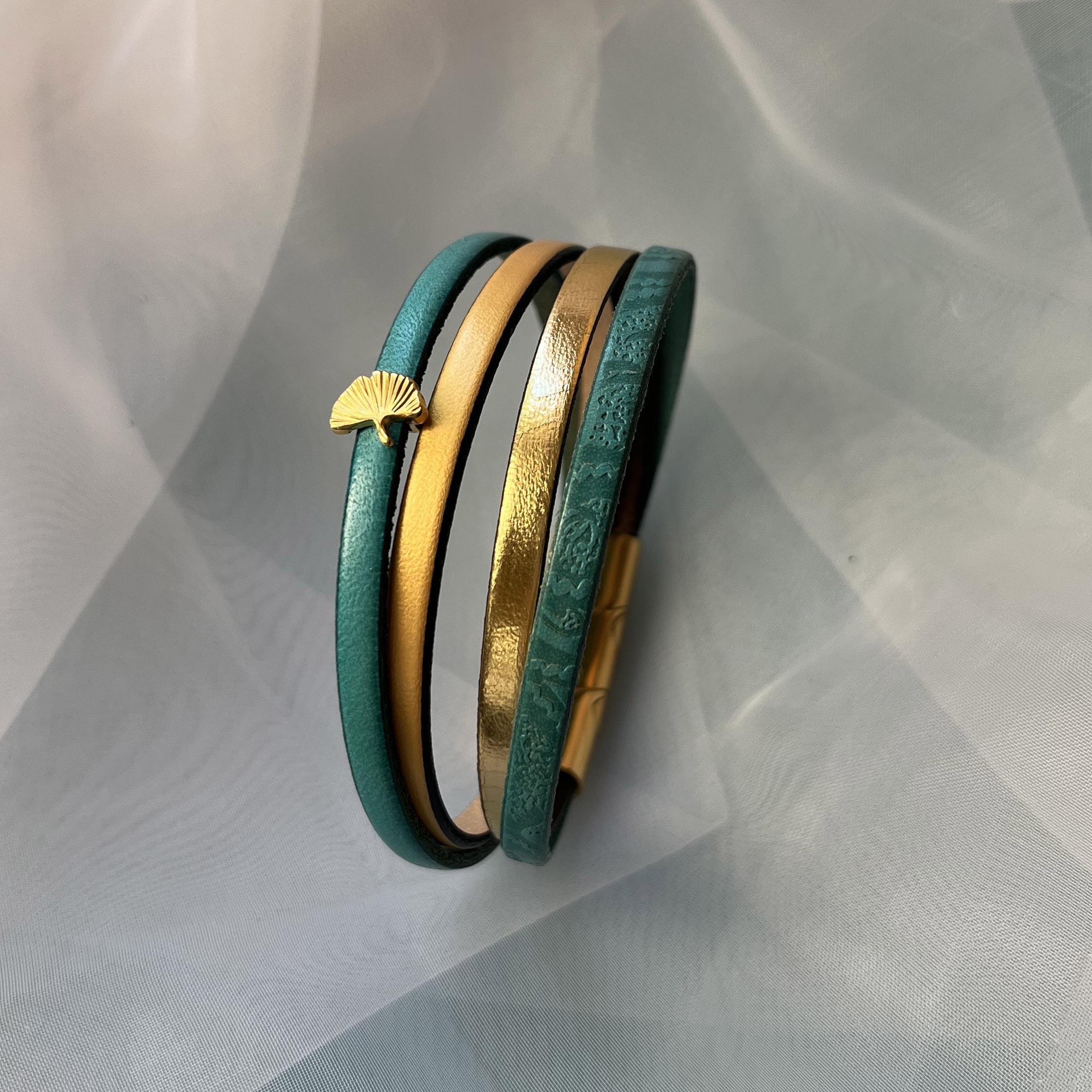 Bracelet manchette femme aux 4 cuirs turquoises et dorés décor feuille ginkgo