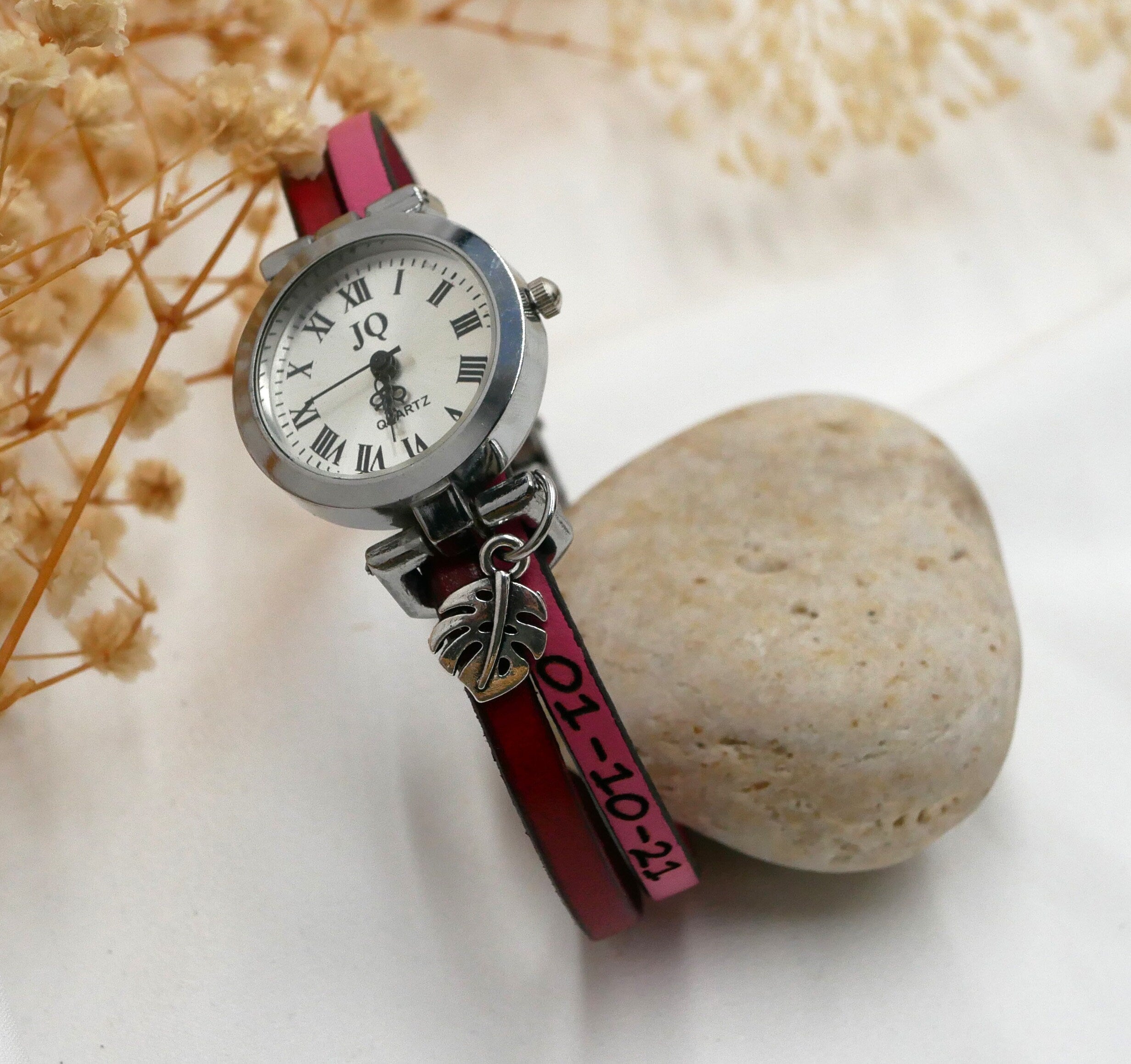 Montre personnalisable par couleur des cuirs, du pendentif et gravure