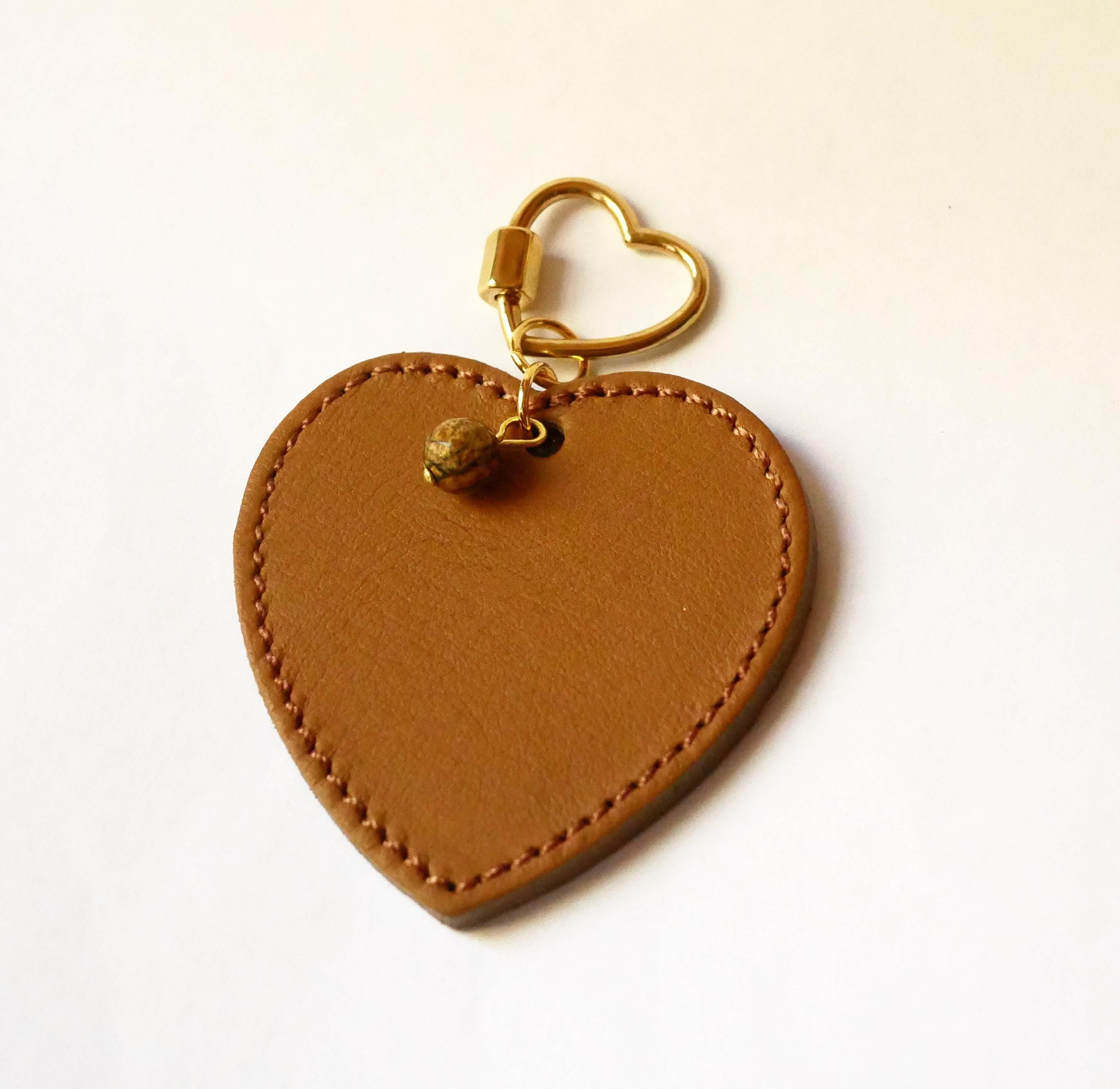 Porte clé femme au gros coeur en cuir personnalisable cadeau Saint Valentin