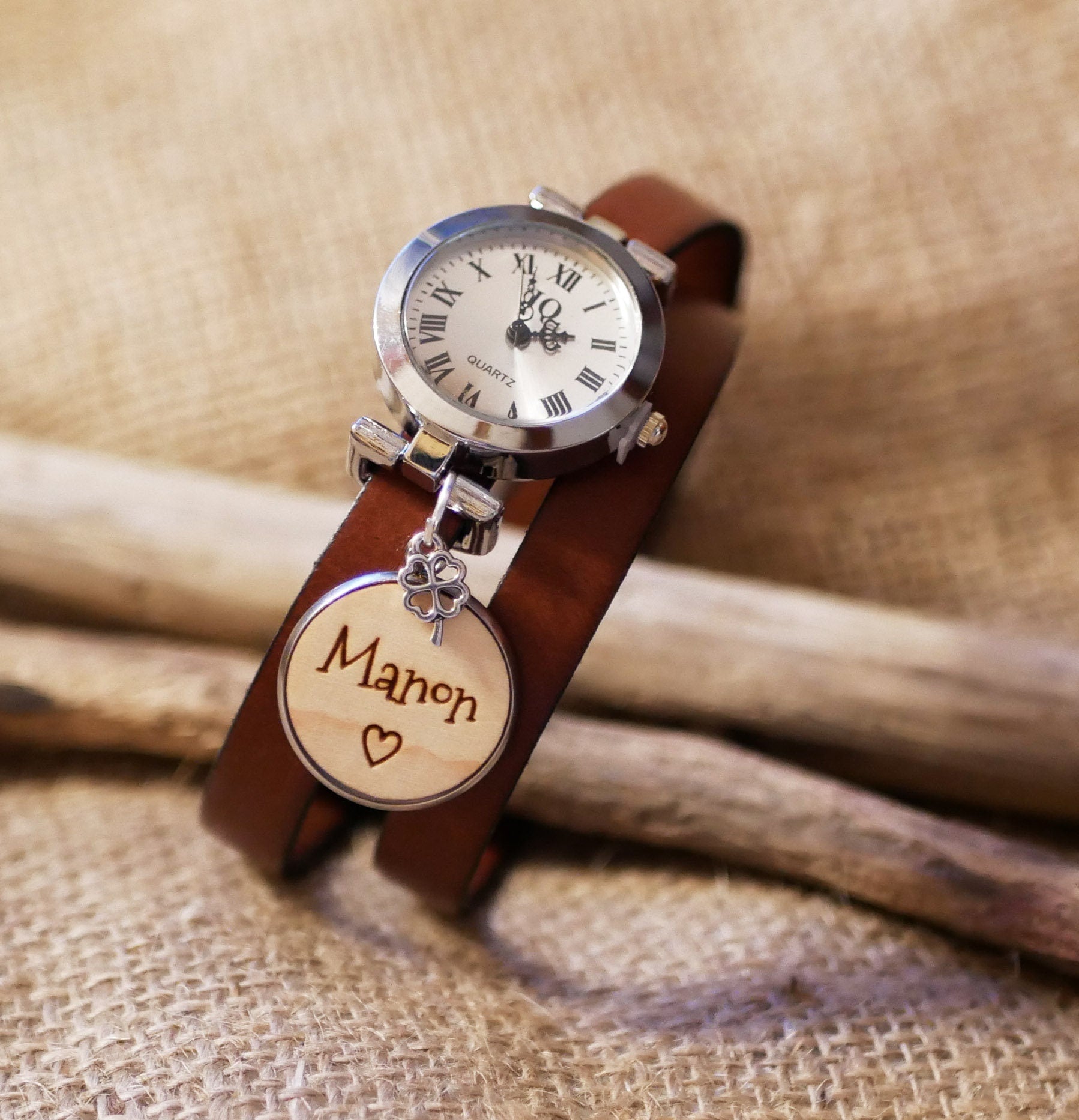 Montre femme cuir avec cabochon bois gravé personnalisé