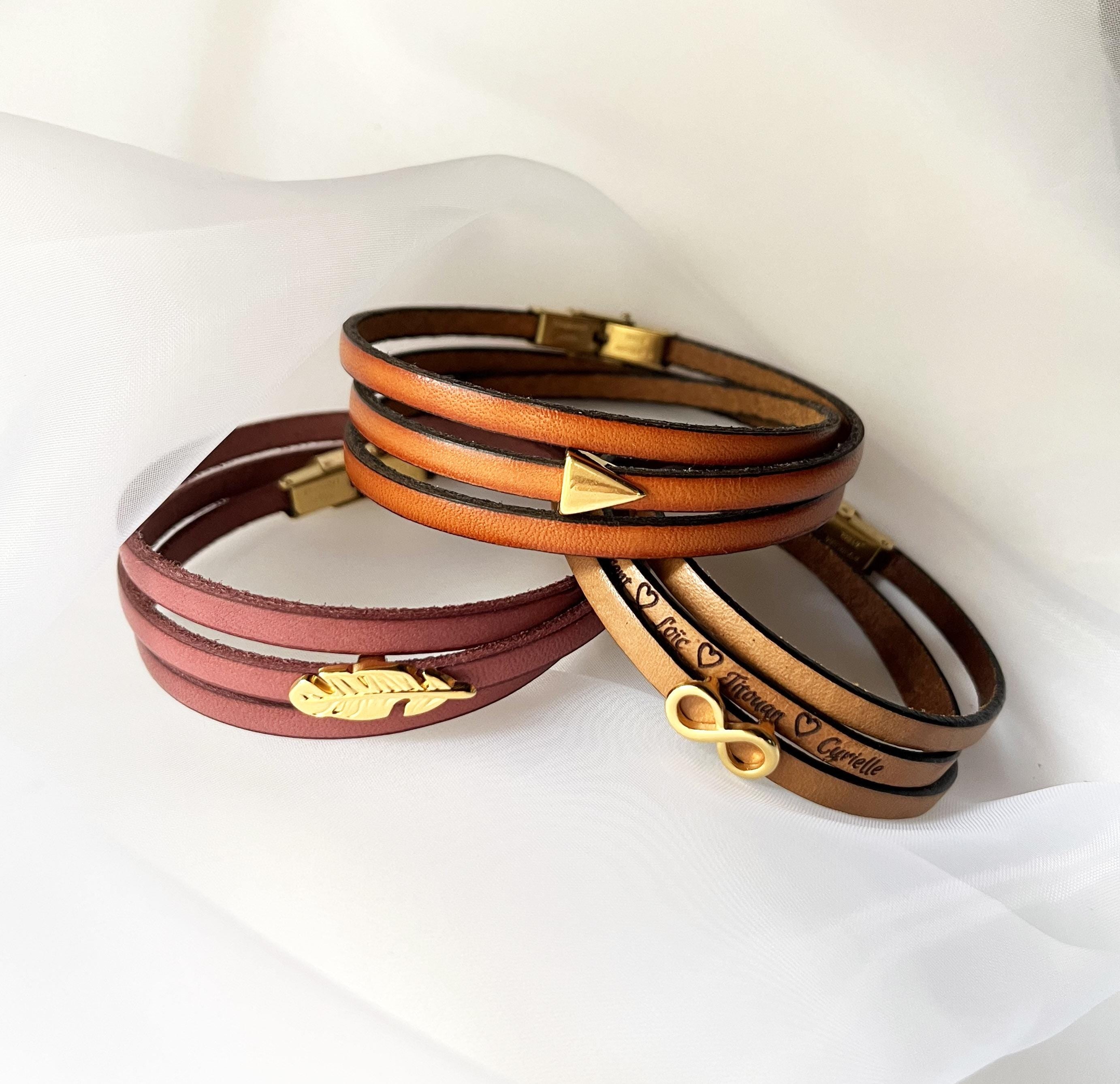Bracelet personnalisé à breloque dorée en cuir multi-tour pour femme