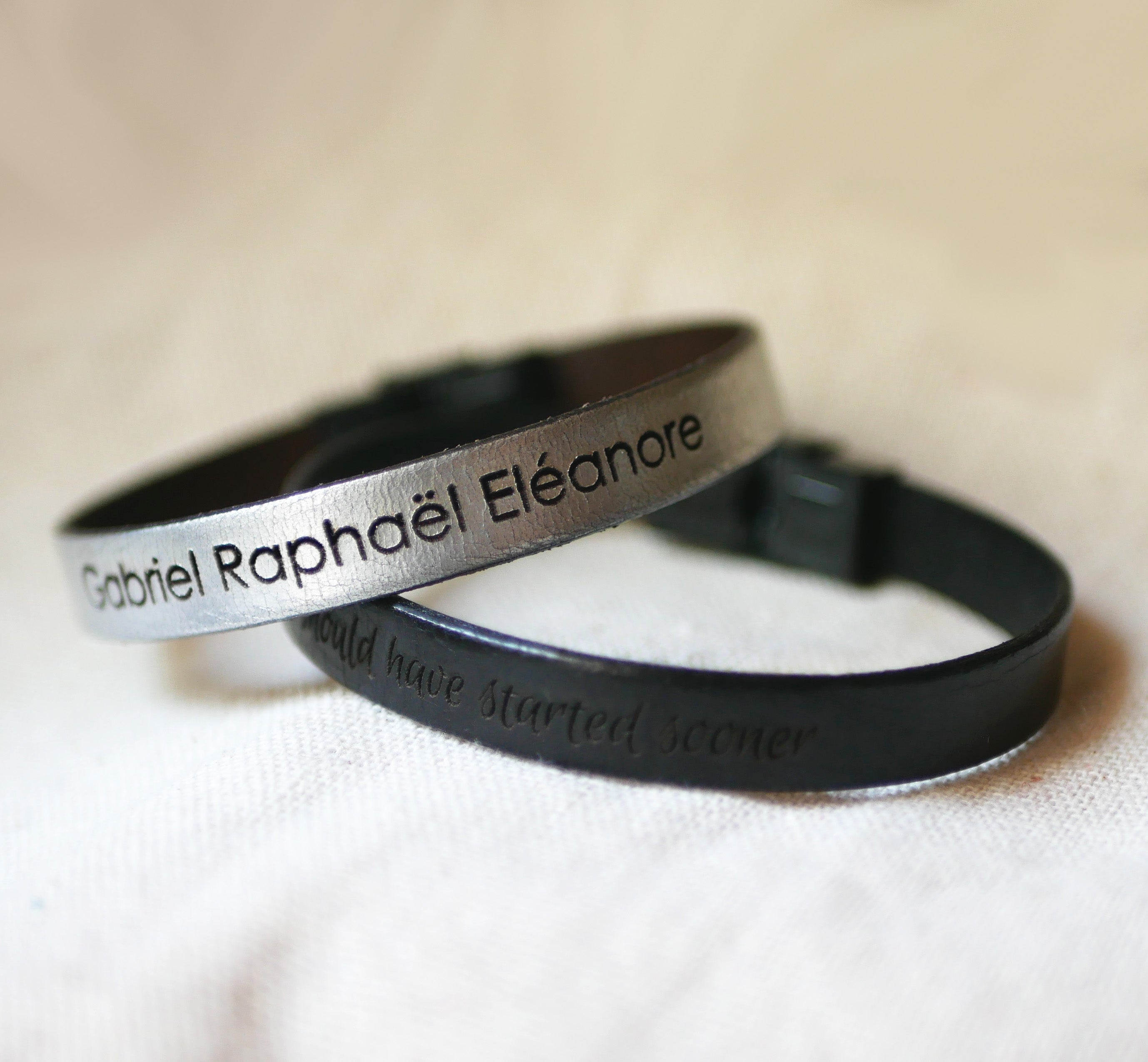 Bracelet homme cuir gravé ajustable au fermoir acier noir