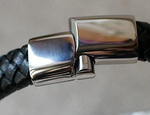 Bracelet cuir noir tressé pour homme avec plaque métallique croix gravée