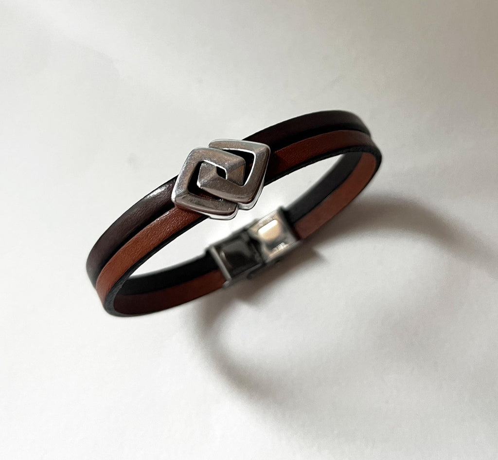 Bracelet double cuir décoré d'un poussoir argenté aux 2 losanges entrelacés