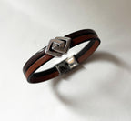 Bracelet double cuir décoré d'un poussoir argenté aux 2 losanges entrelacés