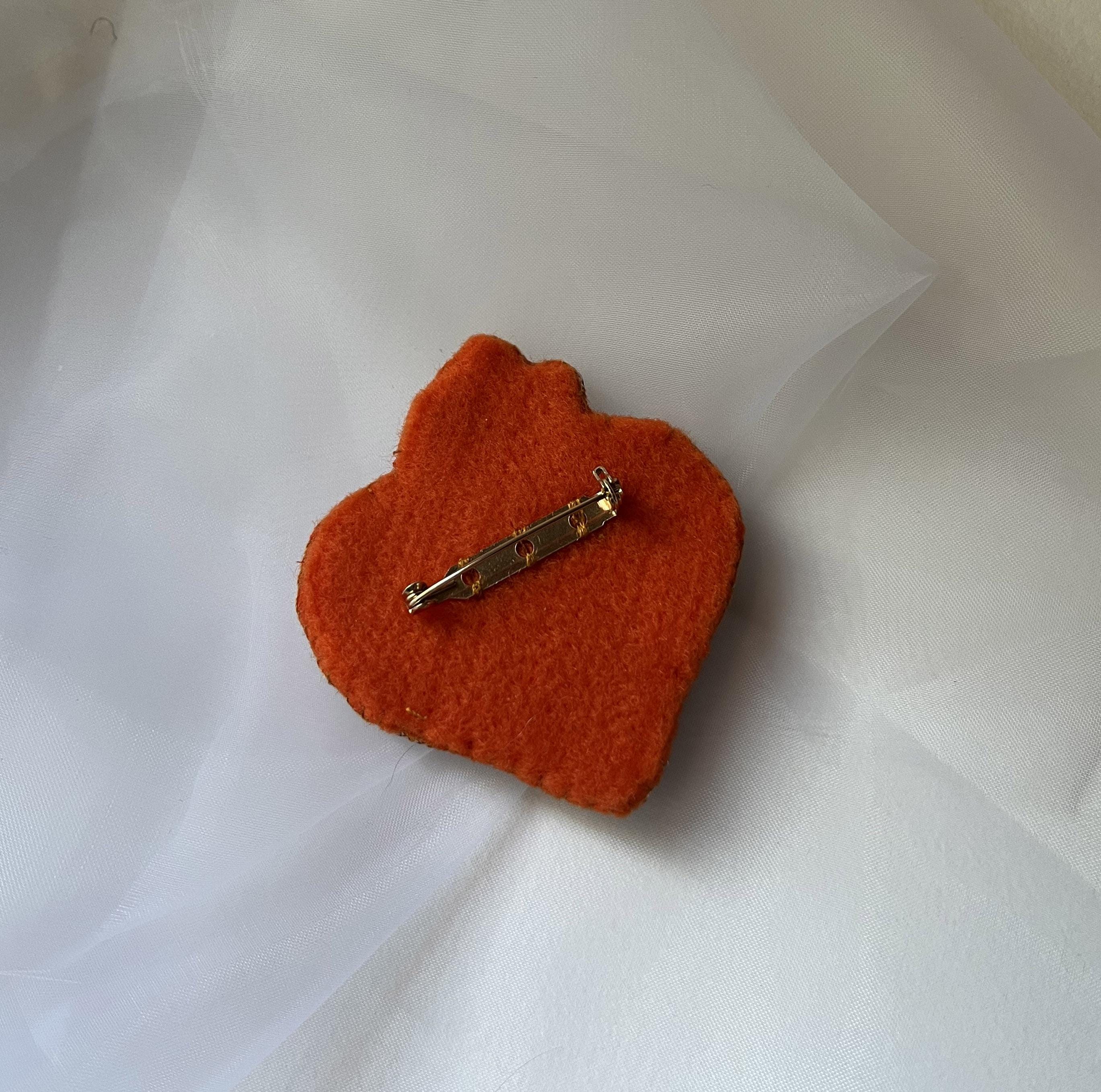 Broche ex voto Sacré Coeur en perles au message en cuir gravé Gratitude