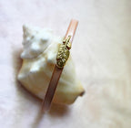 Bracelet cuir fin au passant doré au choix à graver de parole biblique