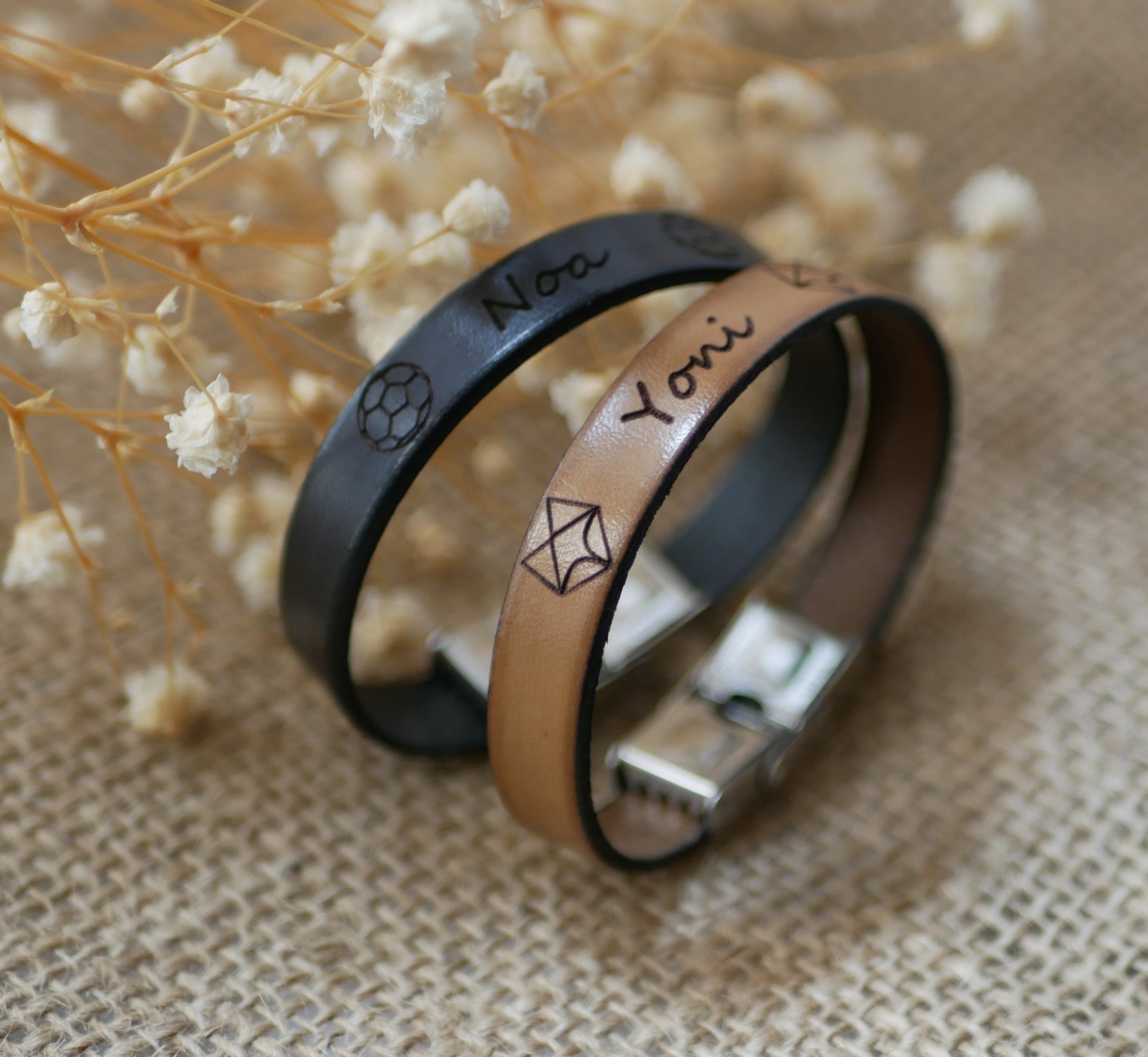 Bracelet enfant en cuir personnalisé et gravé avec prénom et dessins