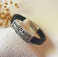 Bracelet cuir noir tressé pour homme avec plaque métallique croix gravée
